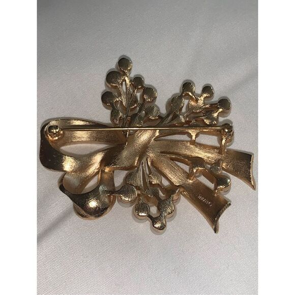 Vintage Large Crown Trifari Faux Pearls Brushed Gold Tone Berris Branch Brooch P - Picture 12 of 14
